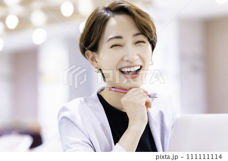 ノートパソコンを使うオフィスカジュアルのミドル女性 111111114