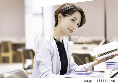 図書館で勉強するミドルの女性 111111146