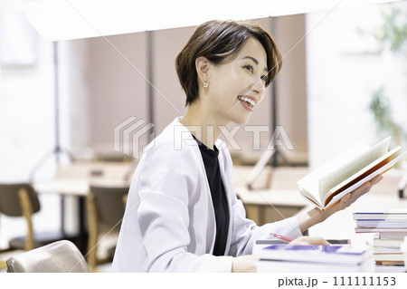 図書館で勉強するミドルの女性 111111153