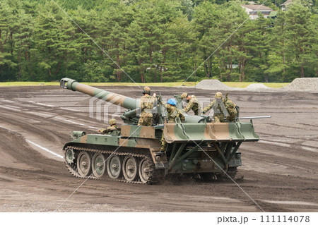 走行する陸上自衛隊203mm自走榴弾砲 走行する陸上自衛隊203mm自走榴弾砲 111114078