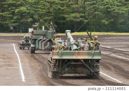 走行する陸上自衛隊203mm自走榴弾砲 111114081