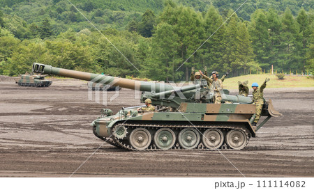 走行する陸上自衛隊203mm自走榴弾砲 走行する陸上自衛隊203mm自走榴弾砲 111114082