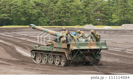 走行する陸上自衛隊203mm自走榴弾砲 111114084