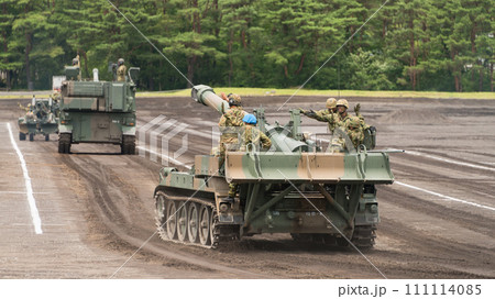 走行する陸上自衛隊203mm自走榴弾砲 111114085