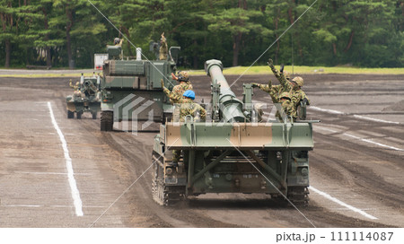 走行する陸上自衛隊203mm自走榴弾砲 111114087