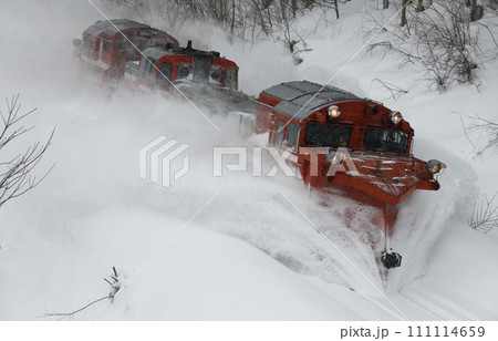 線路の除雪をするラッセ列車 111114659