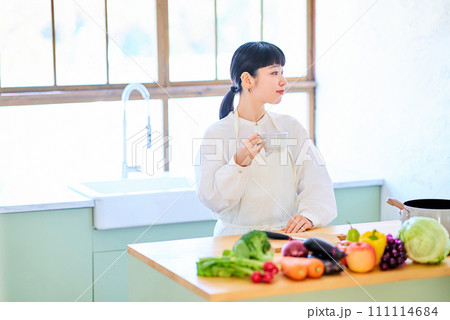 キッチンでくつろぐ若い女性 キッチンでくつろぐ若い女性 111114684