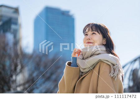 待ち合わせをするミドル女性。 待ち合わせをするミドル女性。 111117472