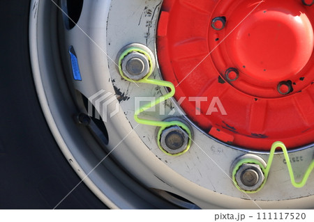 トラックのタイヤ 111117520