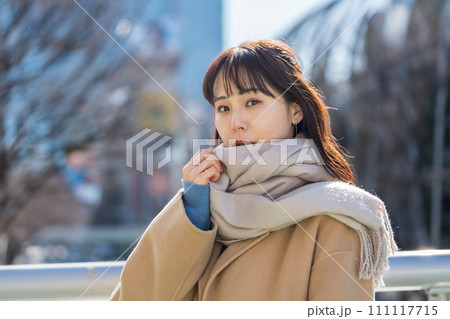 待ち合わせをするミドル女性。 111117715