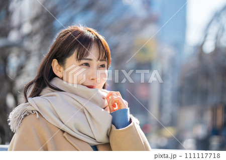 待ち合わせをするミドル女性。 111117718