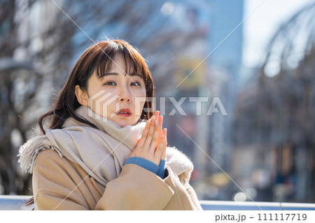 待ち合わせをするミドル女性。 111117719