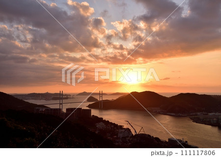 鍋冠山公園展望台からの夕日 111117806