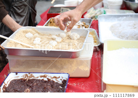 つきたての餅に具材を絡める様子 つきたての餅に具材を絡める様子 111117869