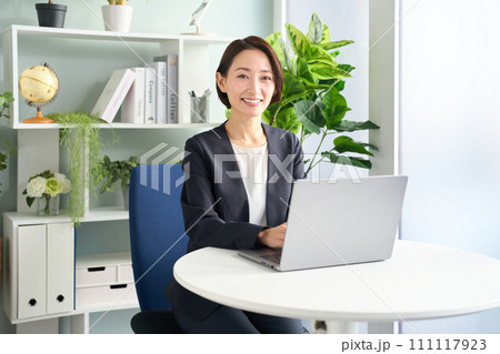 パソコンで作業する女性 111117923