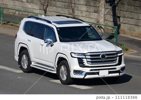 白いクロスカントリー車 111118366