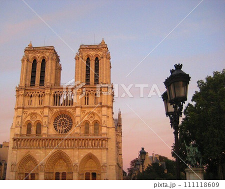 夕日に照らされるフランスのパリのノートルダム大聖堂 夕日に照らされるフランスのパリのノートルダム大聖堂 111118609