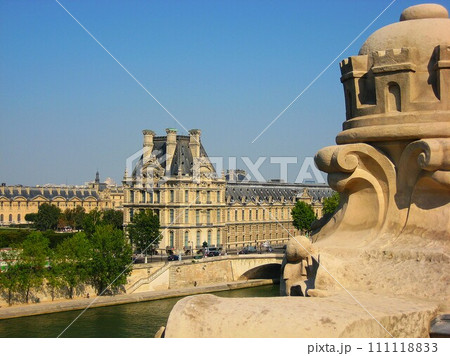 フランス、パリのセーヌ川から見たオルセー美術館の外観 111118833