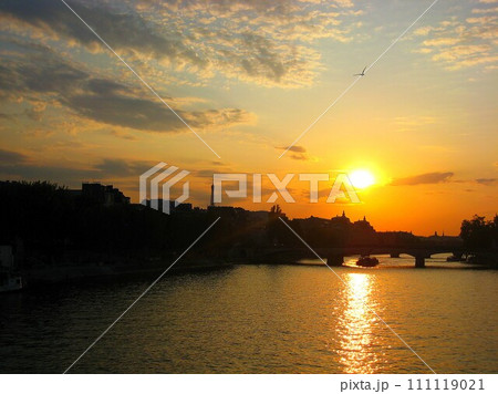 フランスのパリ、セーヌ川からみた夕日 111119021