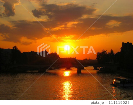 フランスのパリ、セーヌ川からみた夕日 フランスのパリ、セーヌ川からみた夕日 111119022