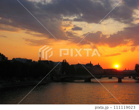 フランスのパリ、セーヌ川からみた夕日 フランスのパリ、セーヌ川からみた夕日 111119023