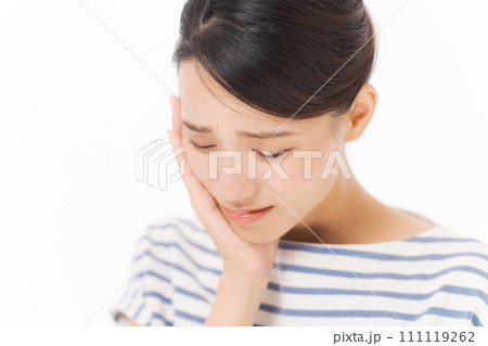 虫歯を痛がる女性 111119262