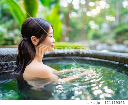 温泉に浸かっている女性1　AI生成画像 111119368
