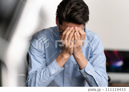 頭を抱える男性 111119433