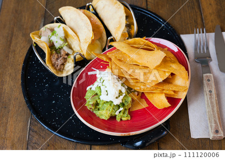 Guacamole with nachos and tacos 111120006
