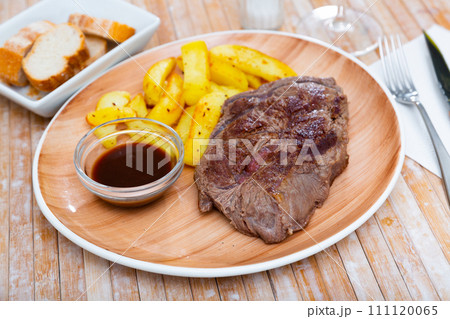Fried beef fillet with potatoes and sauce Fried beef fillet with potatoes and sauce 111120065