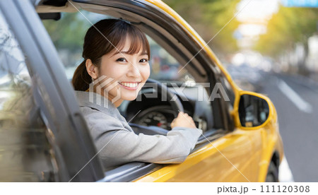 乗用車を運転をする女性 111120308