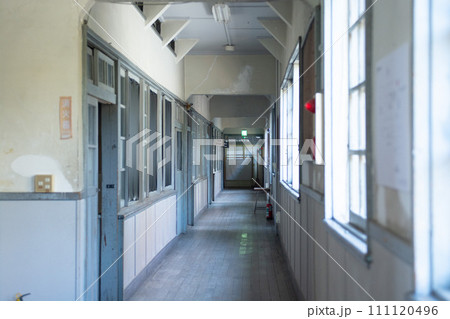 誰もいない木造小学校の廊下 111120496