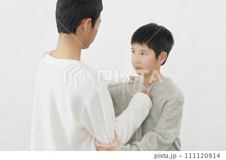 兄弟げんかする子供　白背景 111120914
