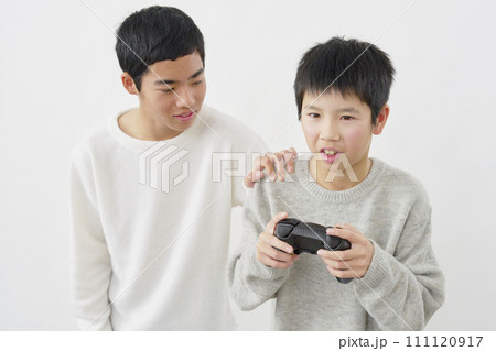 テレビゲームで遊ぶ男の子　白背景 111120917