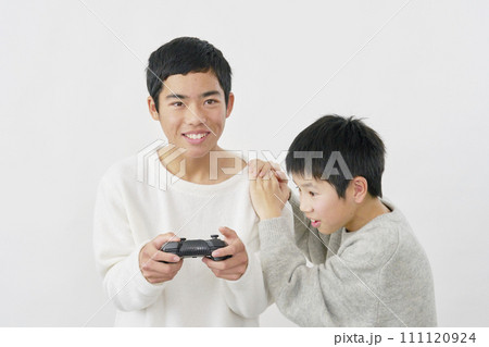 テレビゲームで遊ぶ男の子 白背景 テレビゲームで遊ぶ男の子 白背景 111120924