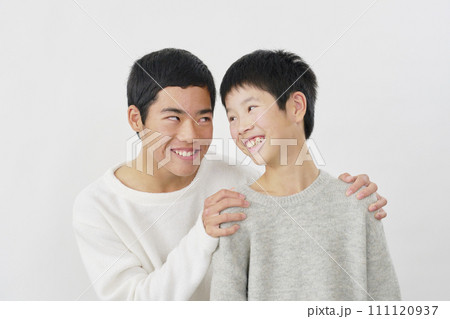 仲良しの10代の兄弟　白背景 111120937