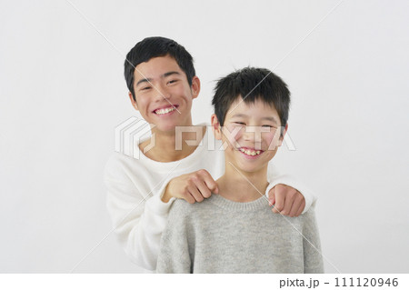 10代の兄弟の笑顔のポートレート 白背景 カメラ目線 10代の兄弟の笑顔のポートレート 白背景 カメラ目線 111120946
