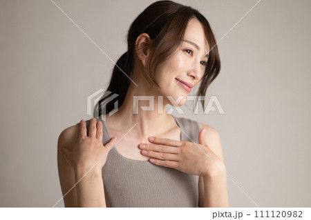 鎖骨を押さえる若い女性・リンパマッサージ・胸鎖乳突筋 鎖骨を押さえる若い女性・リンパマッサージ・胸鎖乳突筋 111120982
