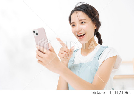 スマートフォンを見る20代女性 111121063