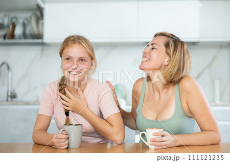 During tea party, girl laugh and tell mother plot of modern new comedy, movies 111121235
