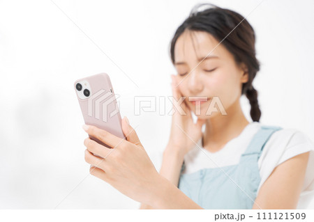 スマートフォンを見る20代女性 スマートフォンを見る20代女性 111121509