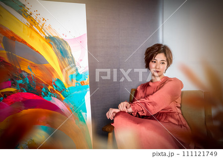 20-30代女性の屋内ポートレート撮影. 111121749