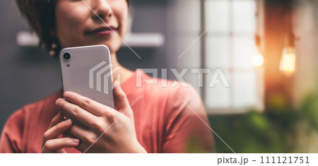 20-30代女性の屋内ポートレート撮影. 20-30代女性の屋内ポートレート撮影. 111121751