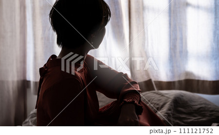 20-30代女性の屋内ポートレート撮影. 111121752