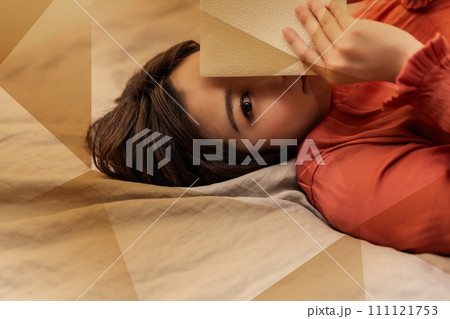 20-30代女性の屋内ポートレート撮影. 20-30代女性の屋内ポートレート撮影. 111121753