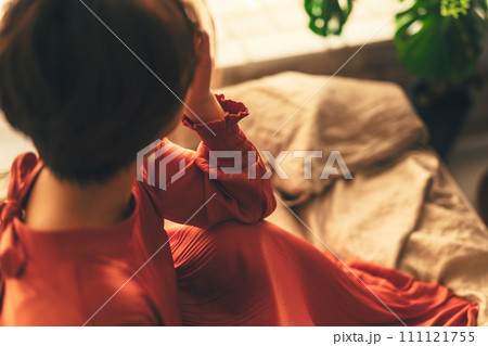 20-30代女性の屋内ポートレート撮影. 111121755