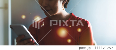 20-30代女性の屋内ポートレート撮影. 20-30代女性の屋内ポートレート撮影. 111121757