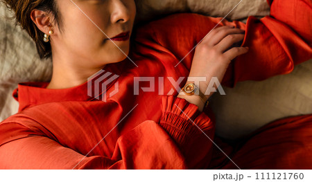 20-30代女性の屋内ポートレート撮影. 20-30代女性の屋内ポートレート撮影. 111121760