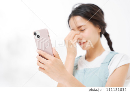 スマートフォンを見る20代女性 111121853