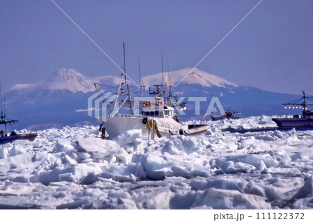流氷の中のスケソウ漁 流氷の中のスケソウ漁 111122372